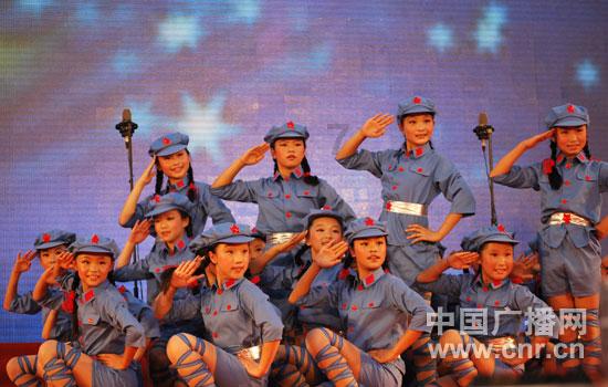 年轻小伙自带古典气质，配乐奏响脱稿演讲，声音太让人陶醉了